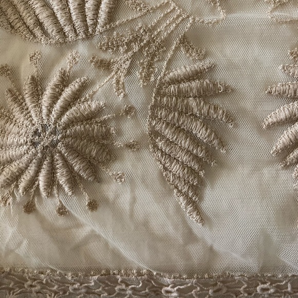 Sheer Embroidery // - Picture 4 of 4